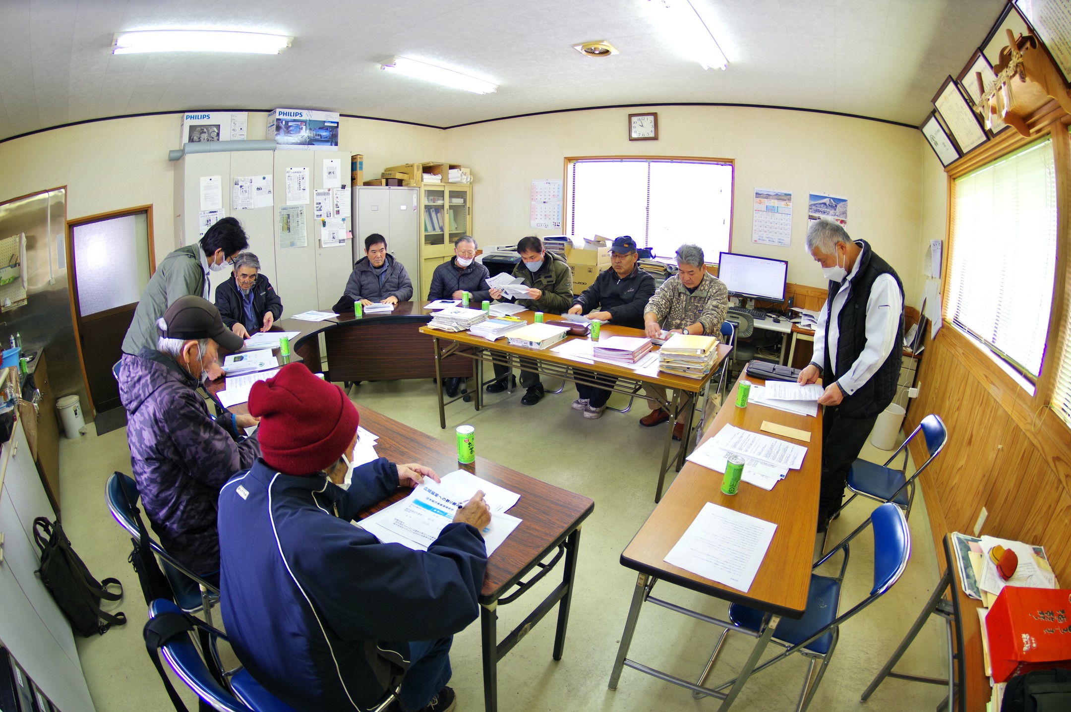 昨日、２４日には広島県三次市の２地区土地利用検討会の皆さんから視察を受けました。農地の荒廃防止を目指し、笠木地区の組織作り、中山間、多面的事業 の取組み。農地中間管理機構を活用した農地管理等。　　　　　朝、積雪があり県境越えを心配しましたが無事到着でした。　　　　　　　　　　　　　我々の３０年に渡る集落営農から何か１つでも参考になる事をお持ち帰り頂けたら幸でした。広島県はやはりJAからの同行もありました。広島はJA,岡山は県の農政部門のバックアップが目立ちます。　　　　　　　　　　　#pentax#農家ときどき写真家#農村 #農村かさぎ #写真家#田舎の風景#農業 #農家#集落営農 #笠木営農組合 #だんだん