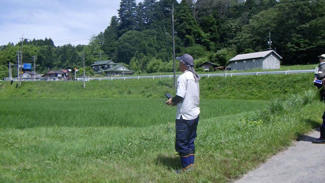 農村かさぎ　　今日は県立日野高校農業科の課外授業で３名の生徒さんの来訪を受けました。ドローンでの液剤散布とラジコン草刈機のデモ作業を見て頂きました。　　　　　　ラジコン草刈機は操作体験もして頂きました。　　　　　　　　　　　　　　　　　　３名の生徒さんの就農を期待してやみません。　　　　　　　　　　　　　　　　　#pentax#農家ときどき写真家#農村 #農村かさぎ #写真家#田舎の風景#農業 #農家#集落営農 #笠木営農組合 #だんだん