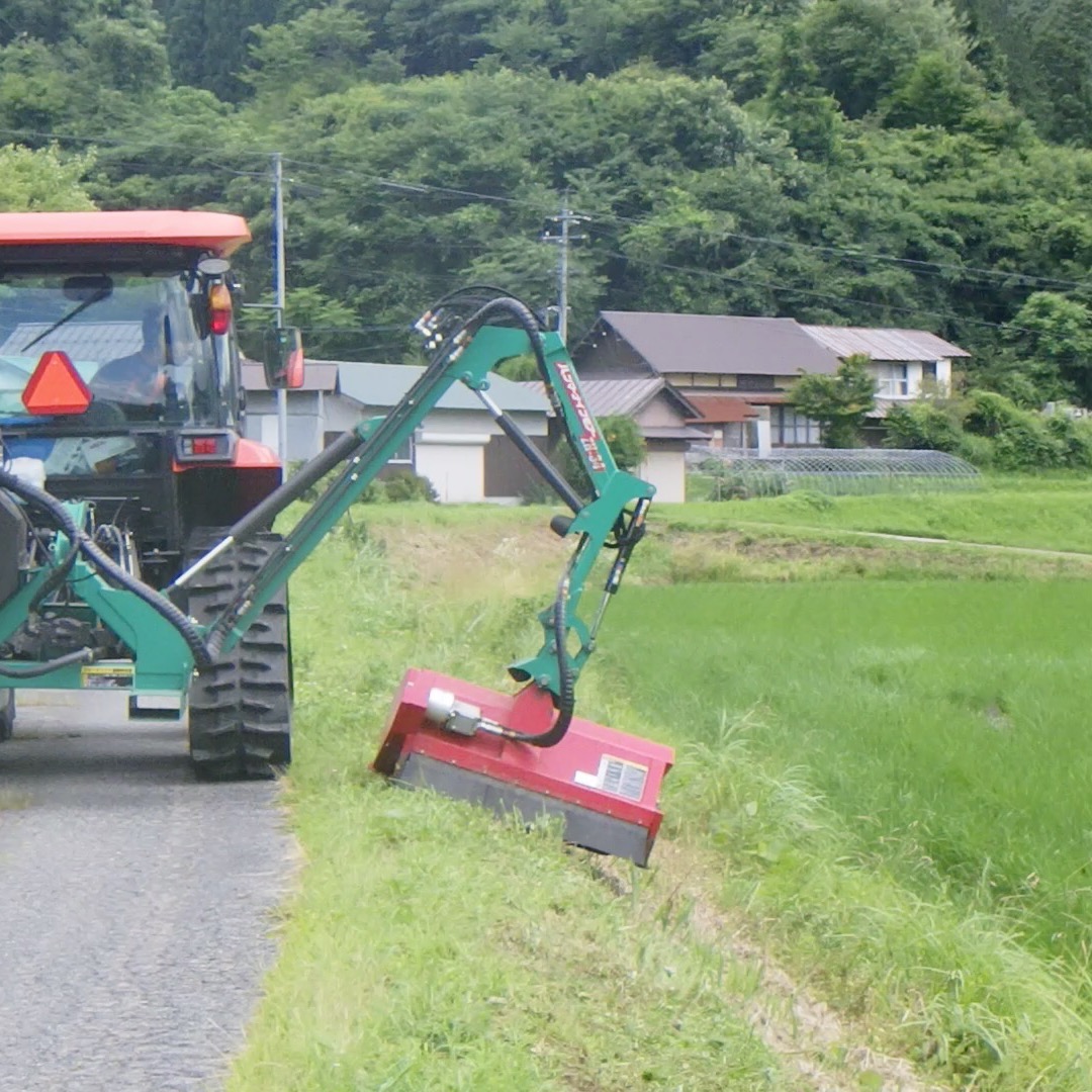 農村かさぎ　今、全力で畦畔の草刈りをしています。　本日はスライドモアがお休みしてます。広い畦畔の草刈りを少しでも省力、作業を軽くする為に各種草刈機を組合わせて作業しますが、水路の辺り、超急傾斜法面は人力による刈払機作業になってしまいます。　#pentax#農家ときどき写真家#農村 #農村かさぎ #写真家#田舎の風景#農業 #農家#集落営農 #笠木営農組合 #だんだん