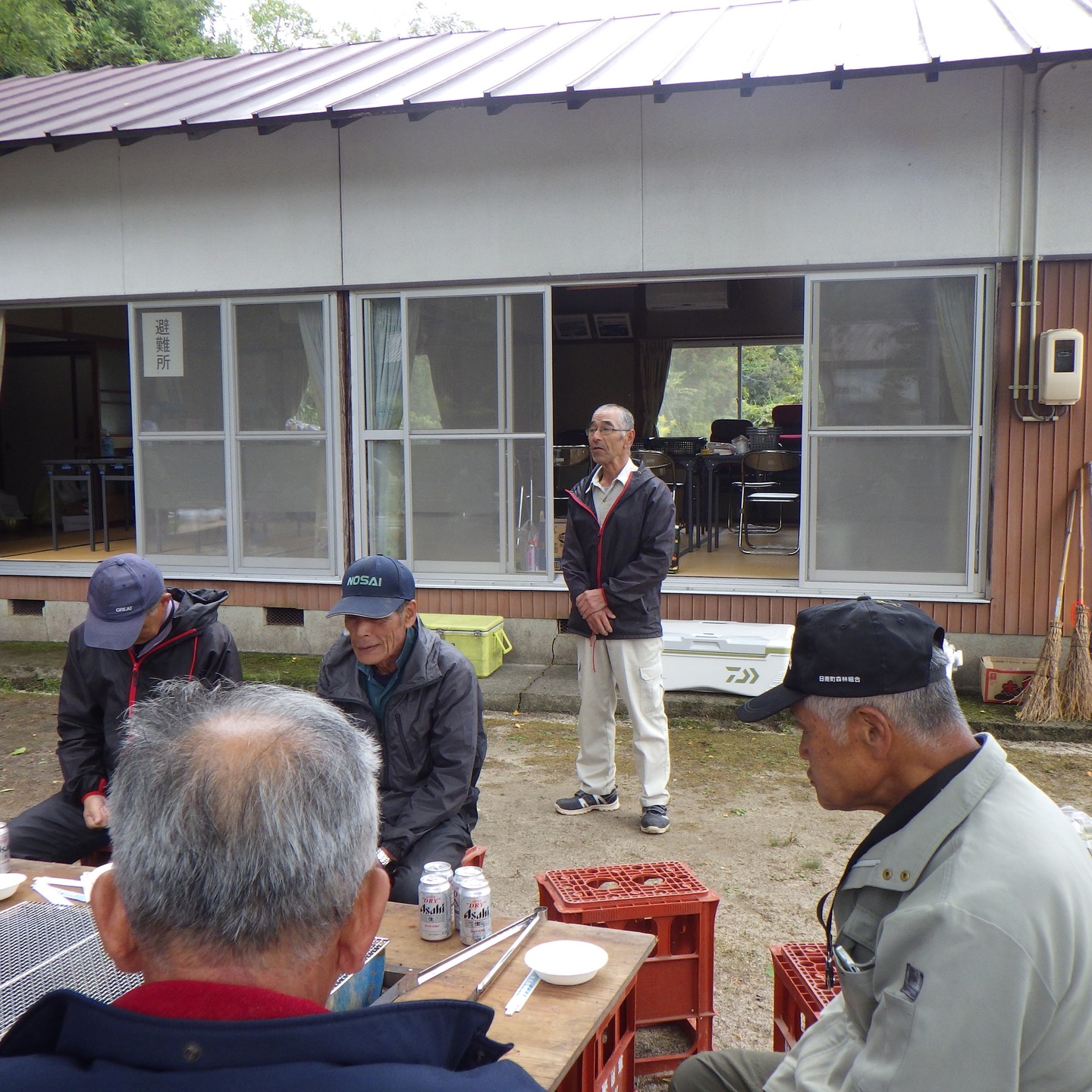 農村かさぎ　先日、自治会の主催で収穫祭を行いました。　収穫作業の慰労と作業が事故なく無事終了した祝いです。　　　　　　　今年は餅つきをしなかった事もあり、天候が少し寒かったせいもあり、参加者が少し少なめでした。　　　　　　　　　　　　　　　#pentax#農家ときどき写真家#農村 #農村かさぎ #写真家#田舎の風景#農業 #農家#集落営農 #笠木営農組合 #だんだん