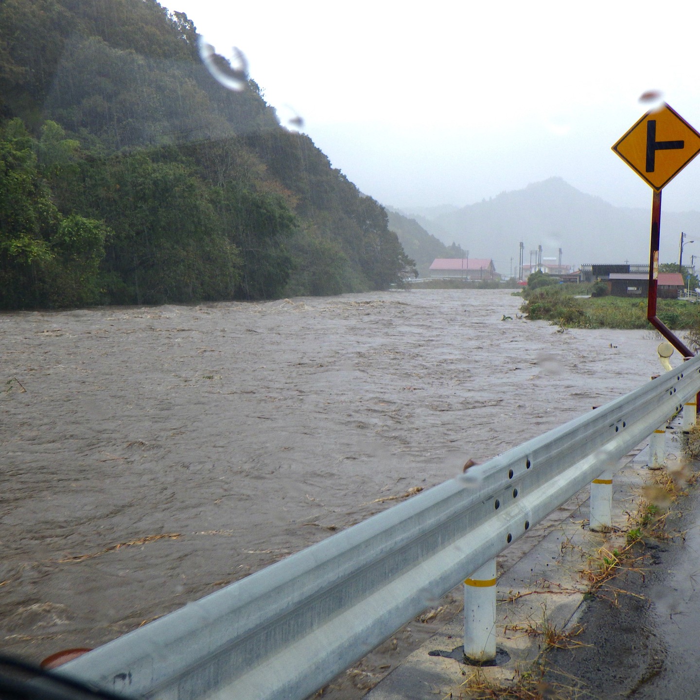 農村かさぎ　季節外れの豪雨となりました。１日お昼から降り始めた雨が、今日２日１８時までに２０３ミリ！。この時期の大雨は圃場の刈り取り後の藁が水路に入って、オーバーフローの原因になり、水路土手の高い我々の地域では神経を使います。点検見回りしたところ、２箇所のオバーフローを発見しましたが、幸い土手の崩壊にまでは至りませんでした。　　　　　　　　　　　　　　　　　刈取後で落水する様になっているので多量の圃場排水が水路に入ります。栽培期間中の水田のダム機能をあらためて感じます！🤨　#pentax#農家ときどき写真家#農村 #農村かさぎ #写真家#田舎の風景#農業 #農家#集落営農 #笠木営農組合 #だんだん